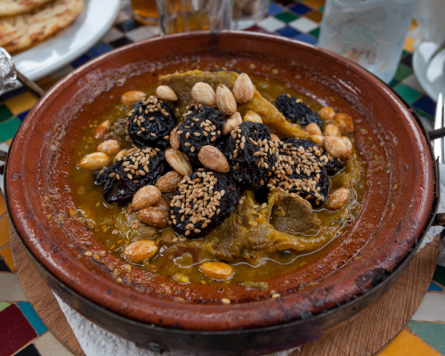 Tagine di agnello con prugne e mandorle